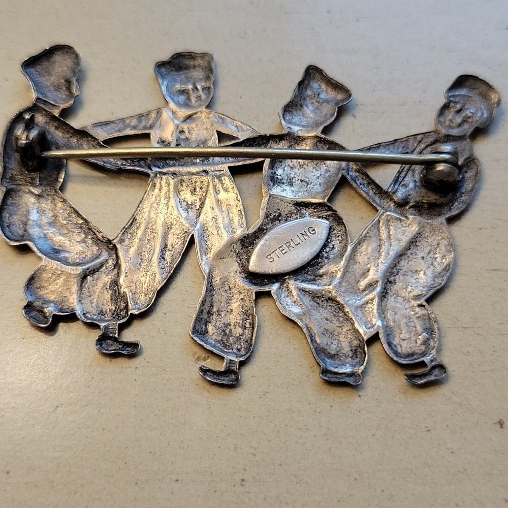 VINTAGE DUTCH BOYS STERLING SILVER BROOCH - Picture 7 of 8
